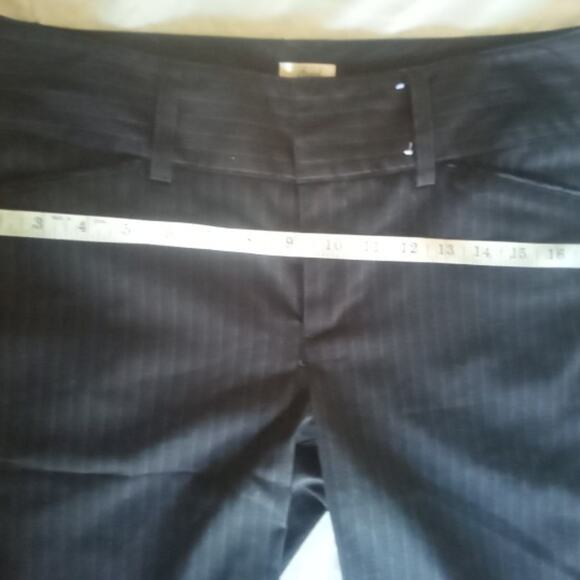 Old Navy capris  Casual Pin striped Capris Black size 6 Goth Baddie - Picture 1 of 3